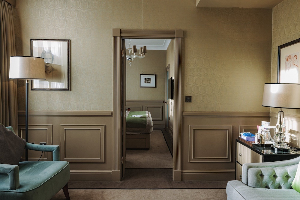 Deluxe Suite thumbnail 5