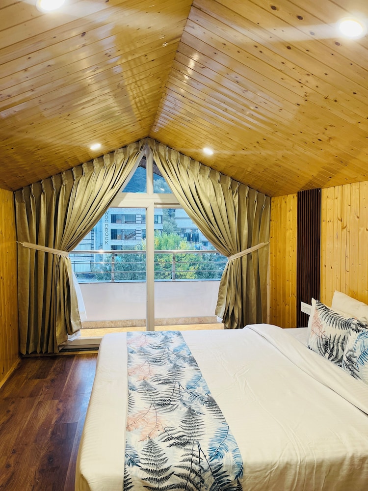 SKYVIEW ATTIC WITH BALCONY