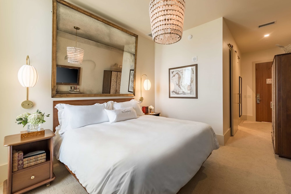 Signature Room, 1 King Bed (ADA) photo 3
