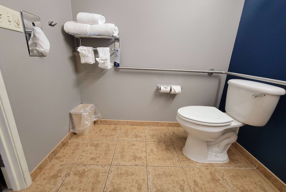 Standard Room, 2 Queen Beds, Accessible - Photo 8