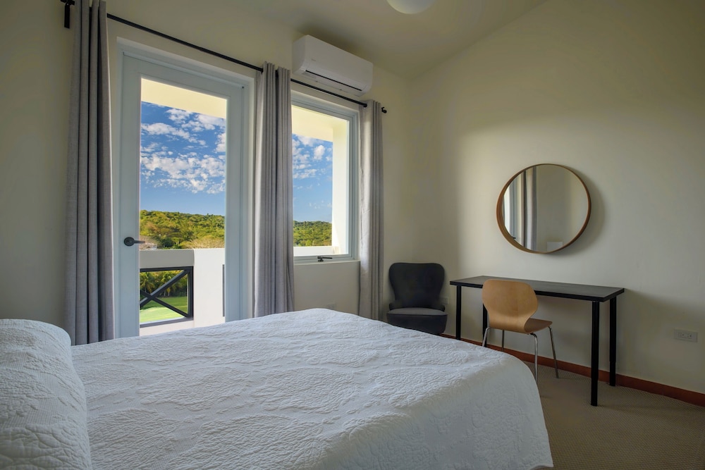 Queen Bed Private Balcony Valley View - Room 8