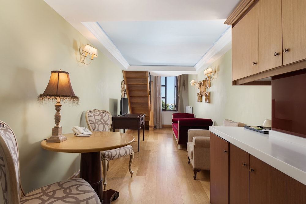 Junior Suite, Jetted Tub, Sea View thumbnail 6