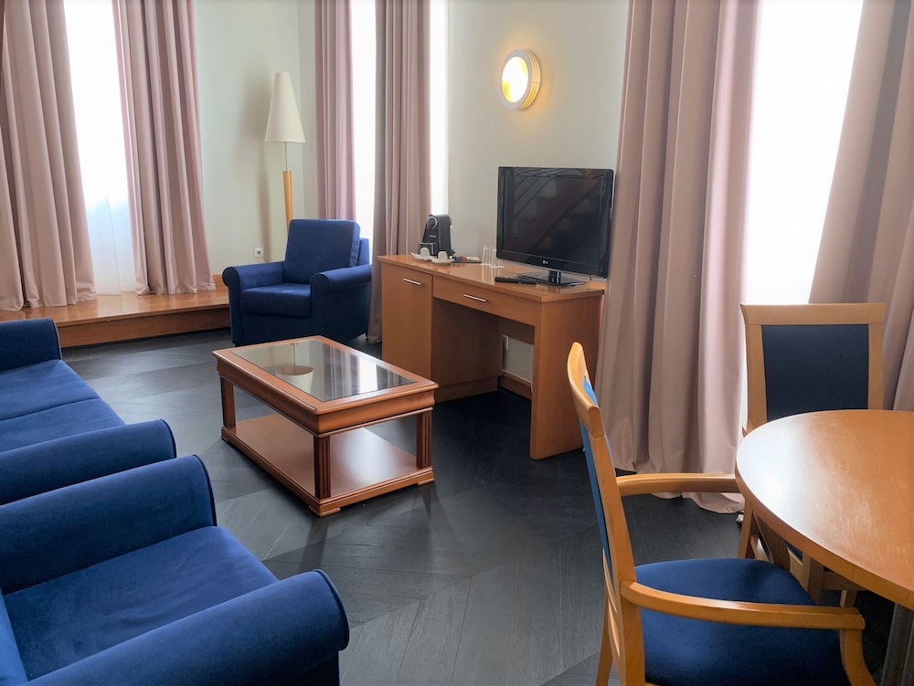 Deluxe Suite - Photo 12