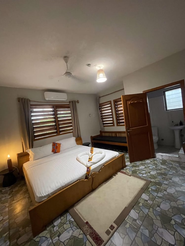 Standard Suite, 1 King Bed, Sea View photo 3