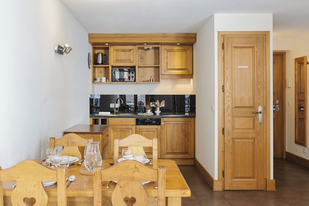 Family Apartment, Multiple Bedrooms (Vallorcine Loriaz 13 ski in / ski out) Family Apartment, Multiple Bedrooms (Vallorcine Loriaz 13 ski in / ski out)