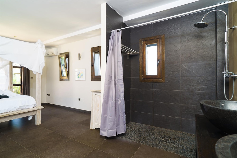 Villa photo 2