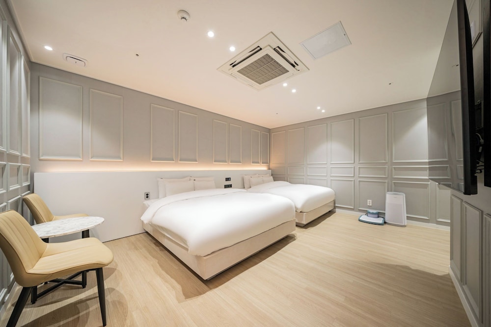 Signature Family Room - Photo 6