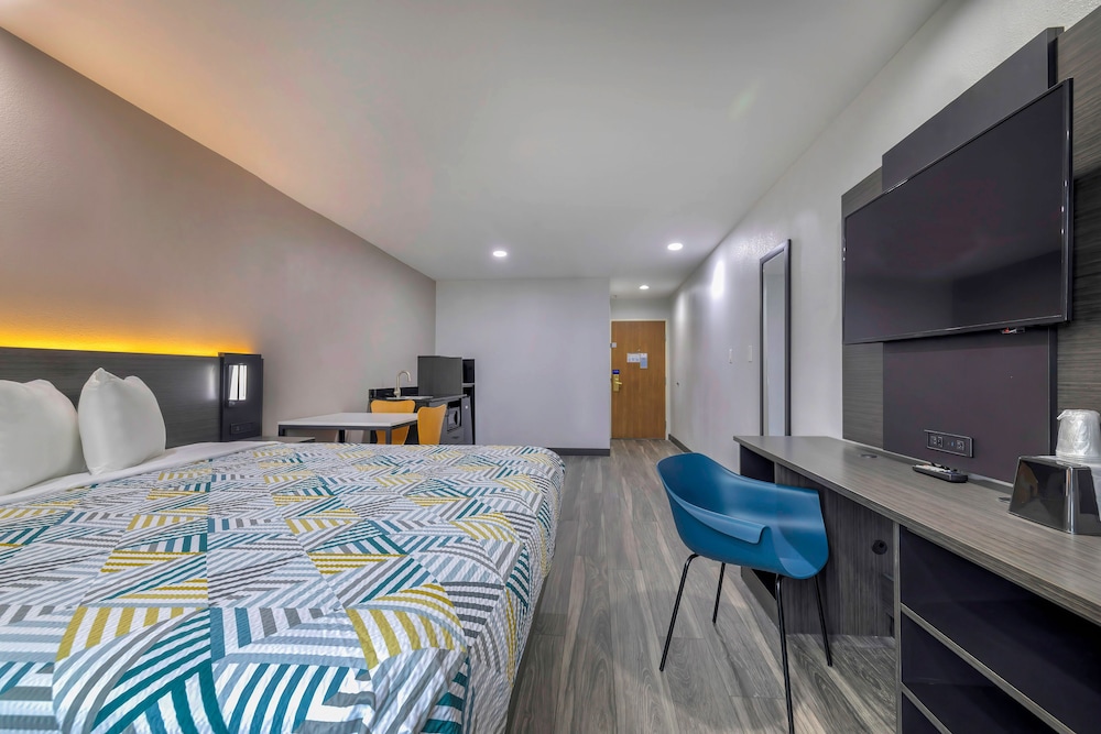 Deluxe Suite, 1 King Bed, Smoking, Refrigerator & Microwave - Photo 1