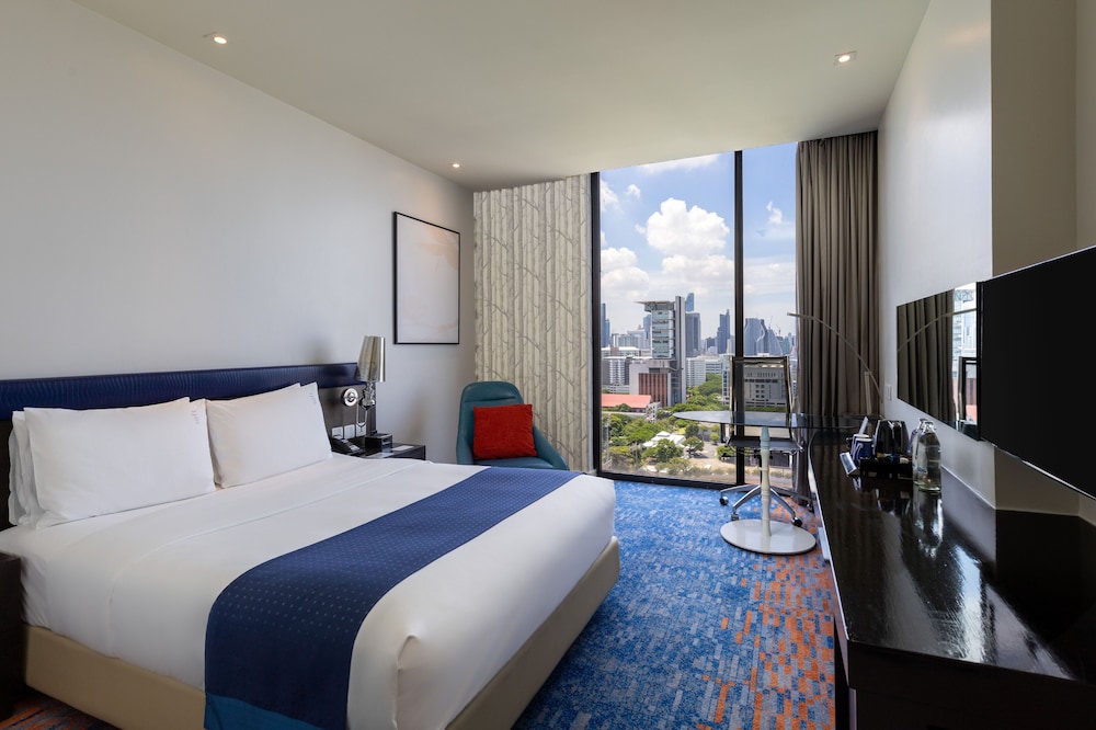 Room, 1 Queen Bed, Accessible, Smoking (Stadium View, Free Breakfast)