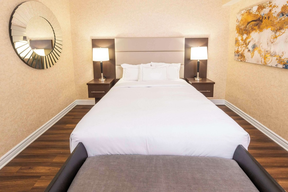 Suite, 2 Queen Beds, Non Smoking (Upgrade) - Photo 9