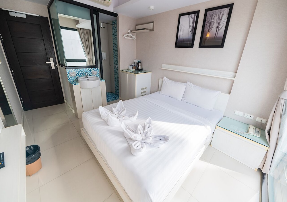 Standard Room thumbnail 5