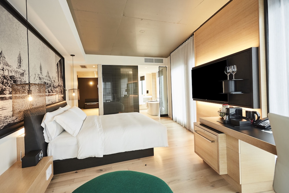 Premier Room, 1 King Bed, City View