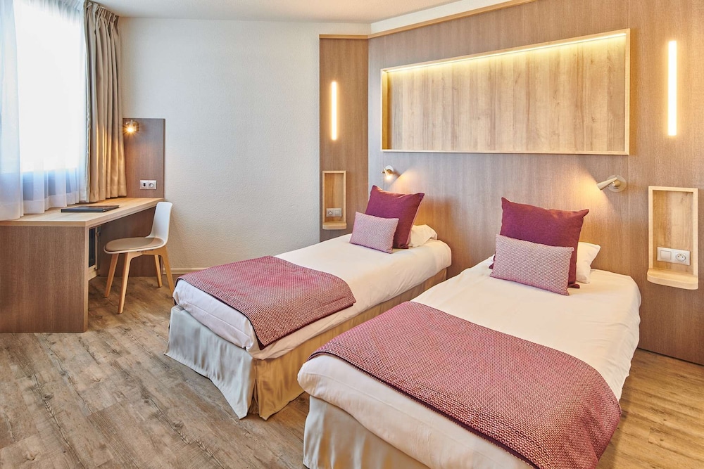 "CLASSIC" double room, 18 m², with a double bed or 2 single beds, window, view of the "Nive" river. photo 2