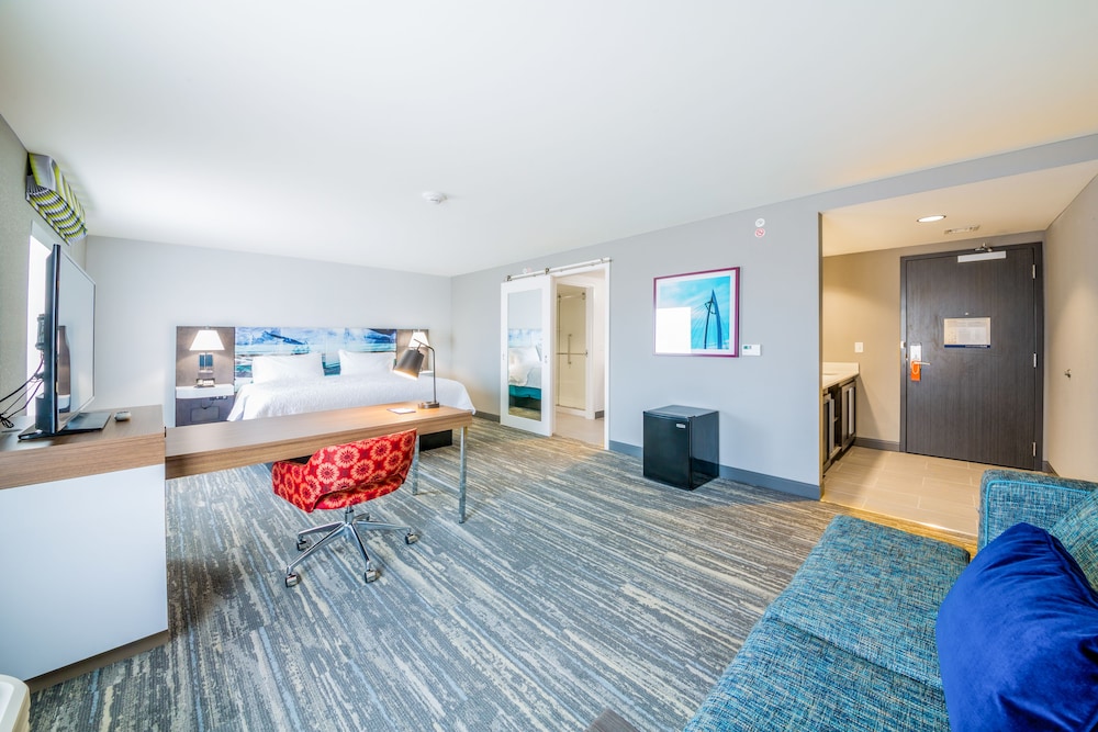 Studio, 1 King Bed, Accessible, Bathtub (Mobility & Hearing) photo 3