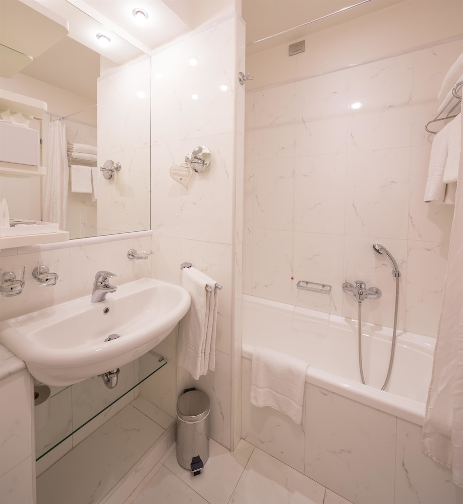 Classic Room, 1 King Bed, Balcony - Photo 6