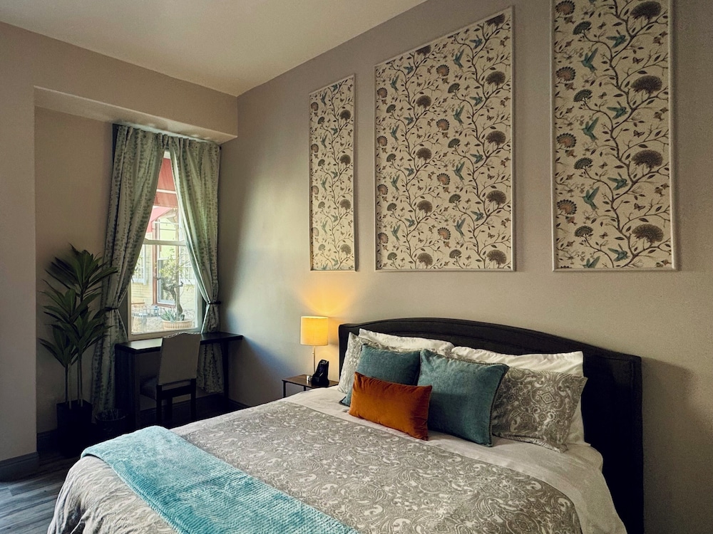 Standard Single Room, 1 Queen Bed, Courtyard View