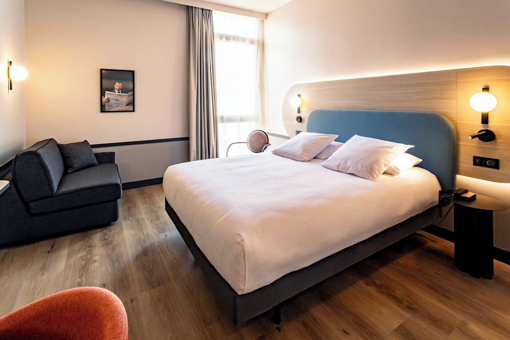 Suite, 1 King Bed with Sofa bed photo 2
