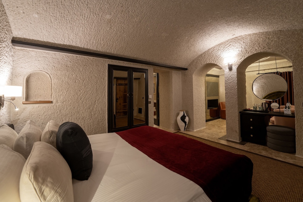 Suite, 1 King Bed photo 2