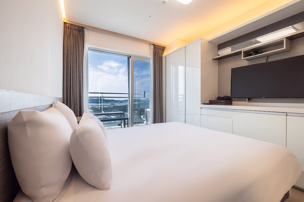 Deluxe King with Terrace (Harbor View) - Photo 3