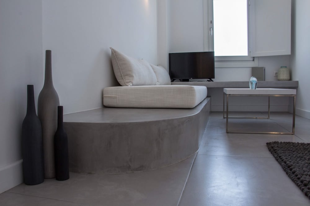 Superior Suite, 1 Queen Bed, Balcony, Sea View - Photo 4