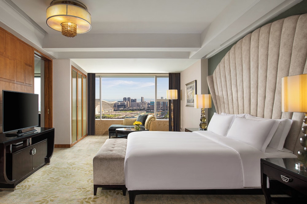 Premium Room, 1 King Bed, Club Lounge Access (High Floor) - Photo 3