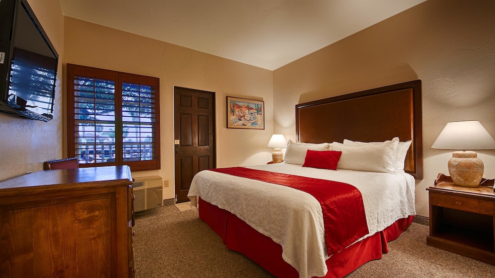 Suite, 1 King Bed, Non Smoking, Refrigerator & Microwave (Living Room) - Photo 1