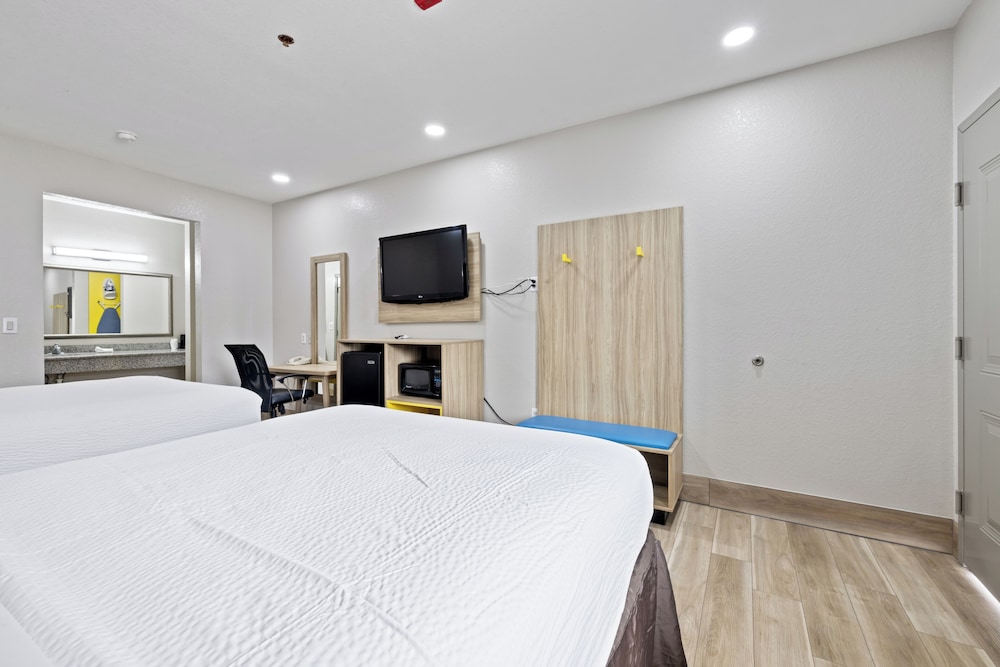 Room, 2 Queen Beds, Accessible, Non Smoking (Mobility, Roll-in Shower) photo 3