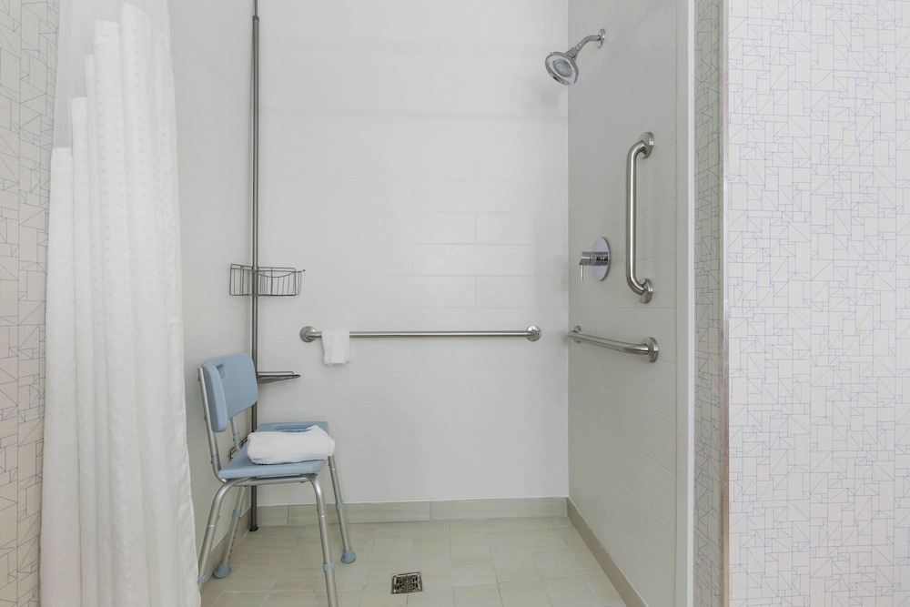 Standard Room, 1 King Bed, Roll-in Shower (Communications Accessible) - Photo 5