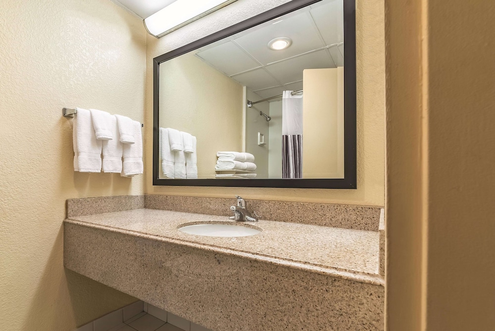 Room, 1 King Bed, Accessible, Non Smoking (Mobility/Hearing Impaired Accessible) - Photo 2