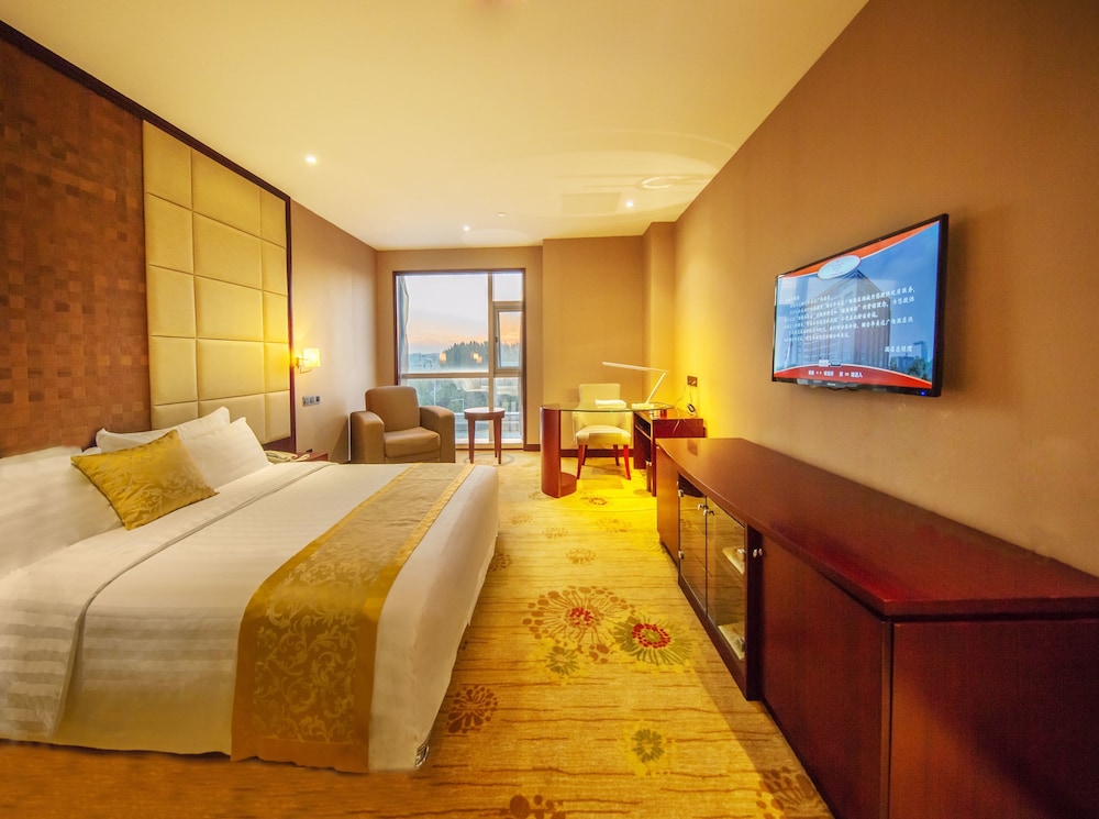 Elegant Queen Room photo 3