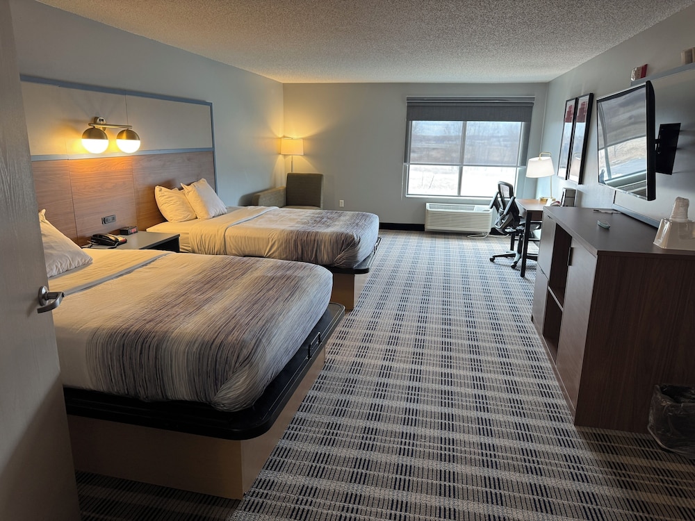 Premier Room, 2 Queen Beds, Non Smoking - Photo 3