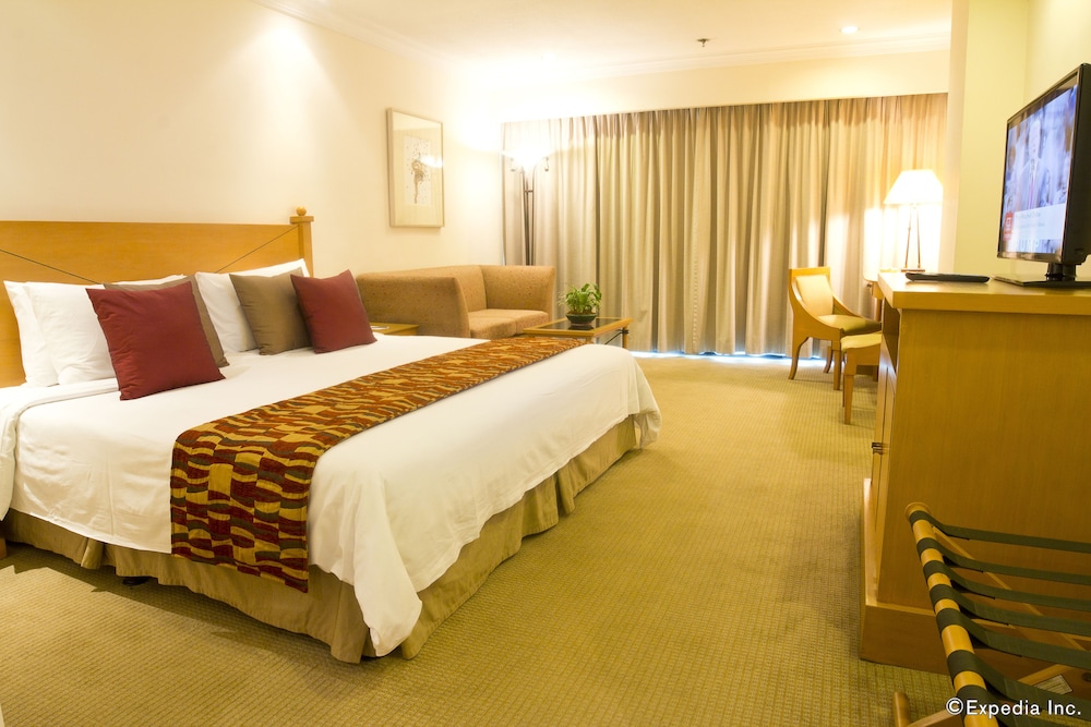 Club Room King Bed, Club Access - Photo 3
