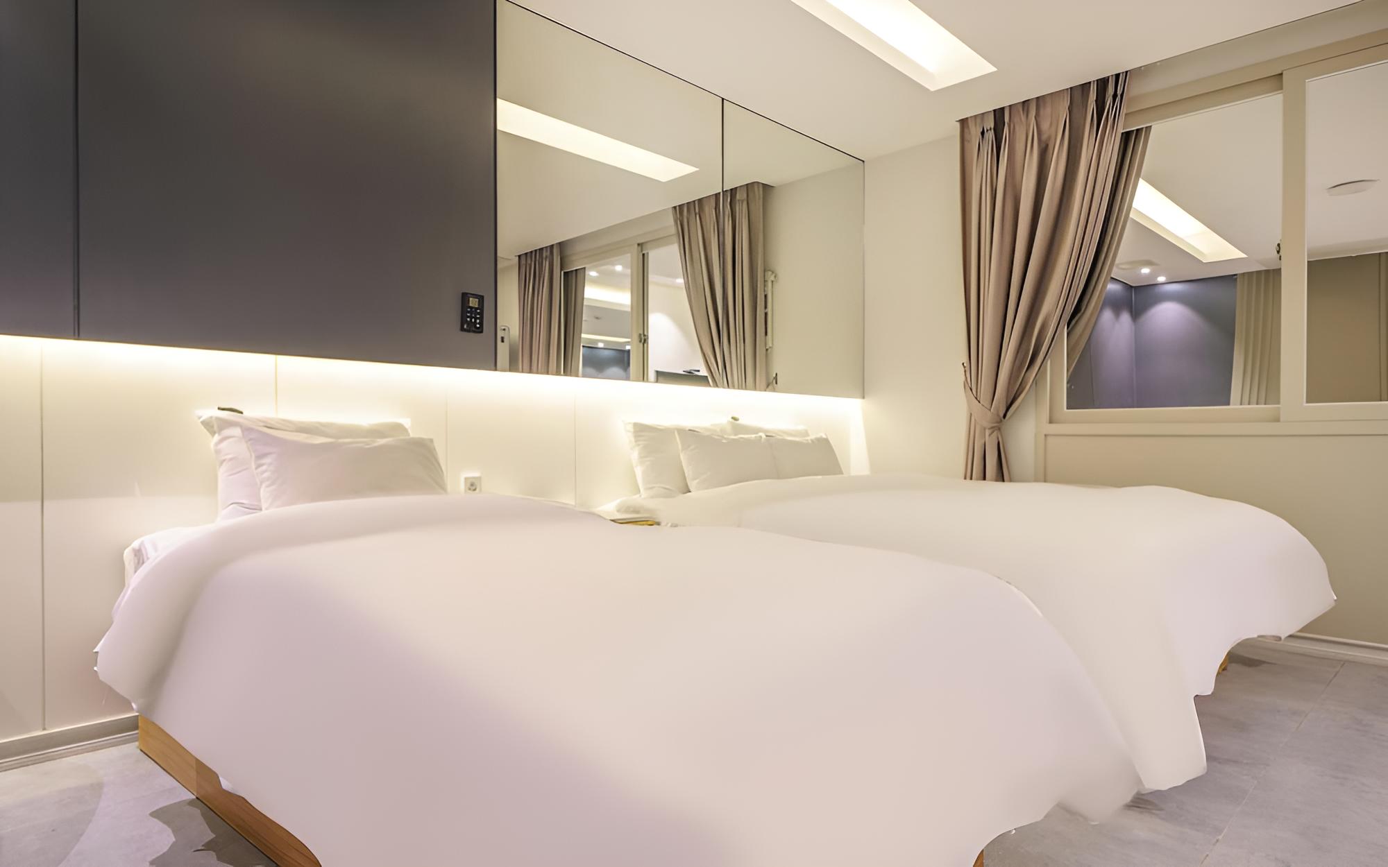 Room (Standard Twin (Queen and Single Style) - Photo 7