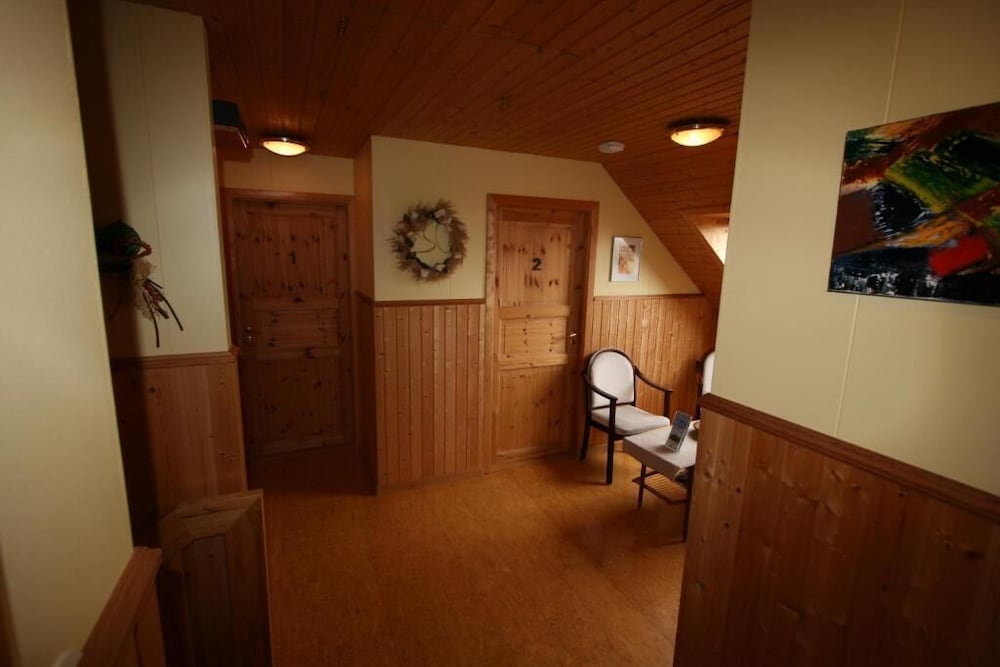 Basic Double Room, 2 Twin Beds, Shared Bathroom photo 2