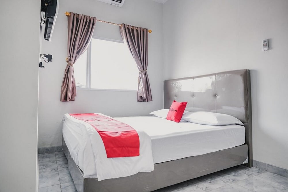 Double Room (RedDoorz) - Photo 12