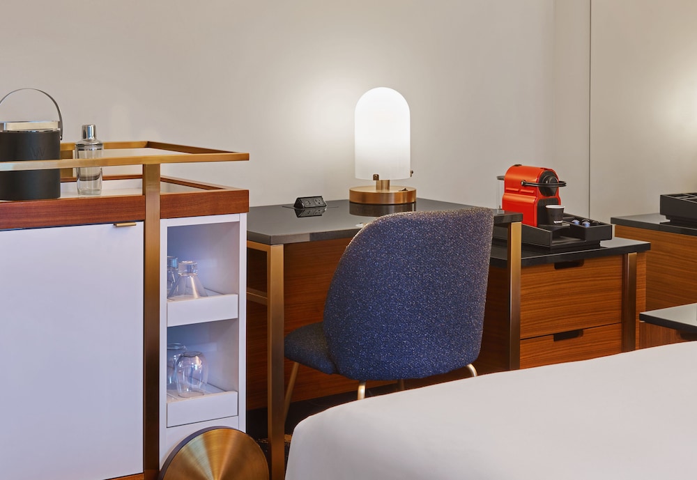 Premier Room, 1 King Bed (Mobility/Hearing Accessible, Tub) - Photo 1
