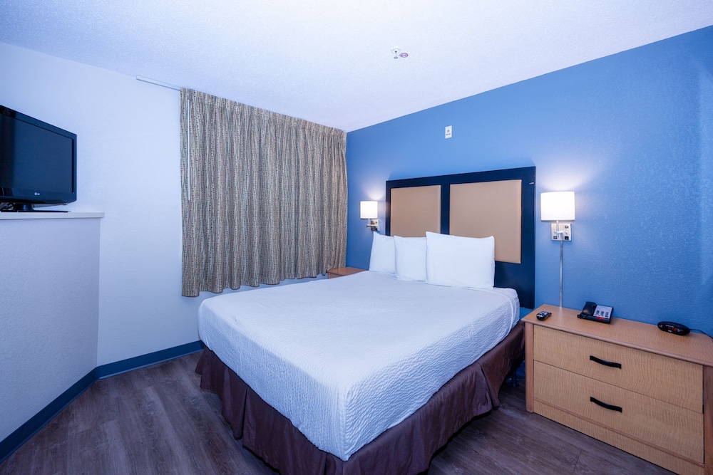 Deluxe Studio Suite, 1 Queen Bed With Sofa Bed, Accessible, Non Smoking photo 1