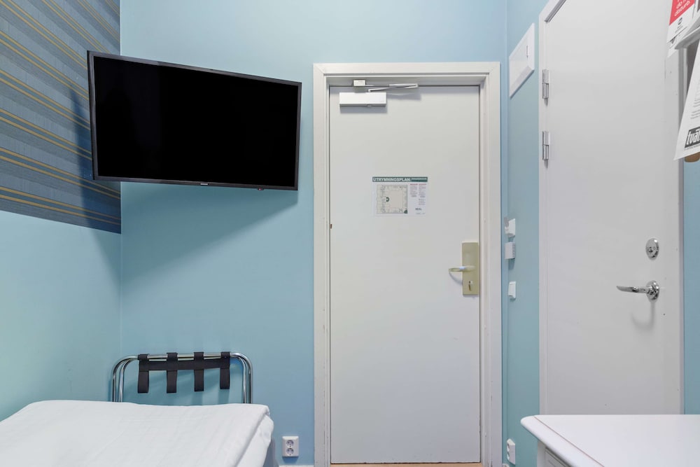 Economy Room, 1 Twin Bed, Non Smoking (Small Room) thumbnail 5