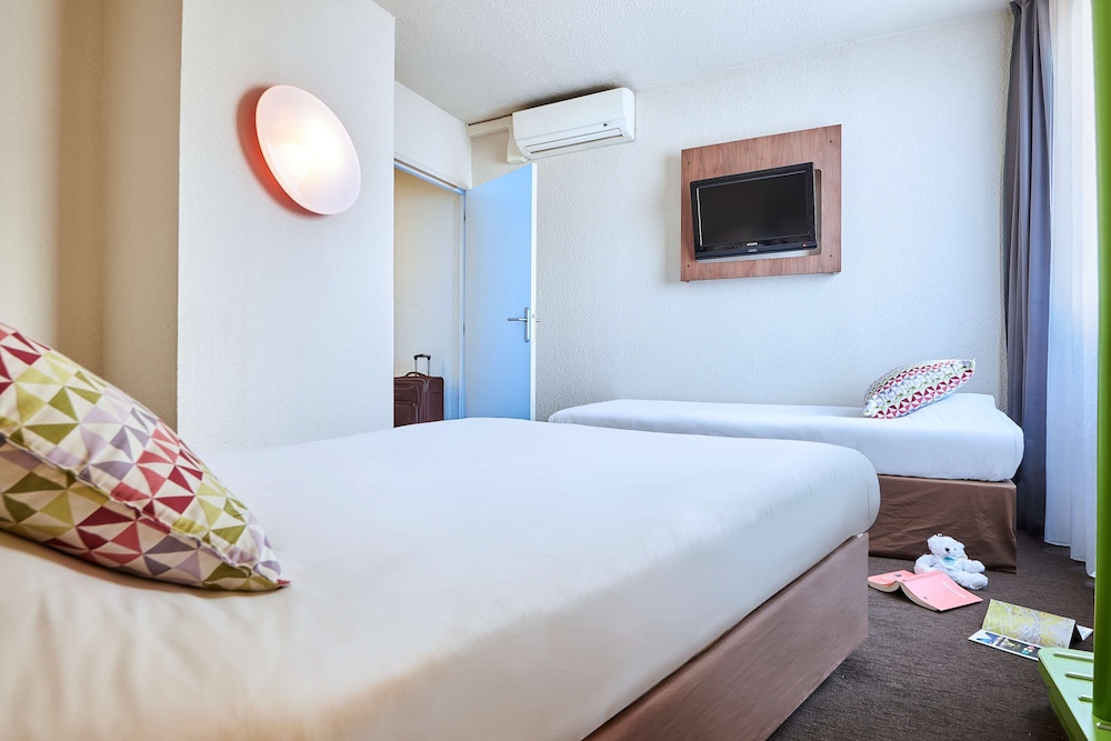 Standard Room, Multiple Beds - Photo 5