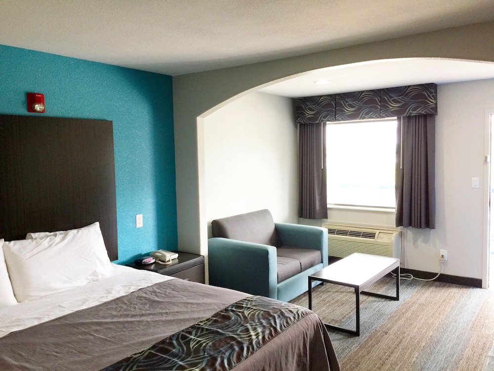 Suite, 1 King Bed, Smoking photo 2