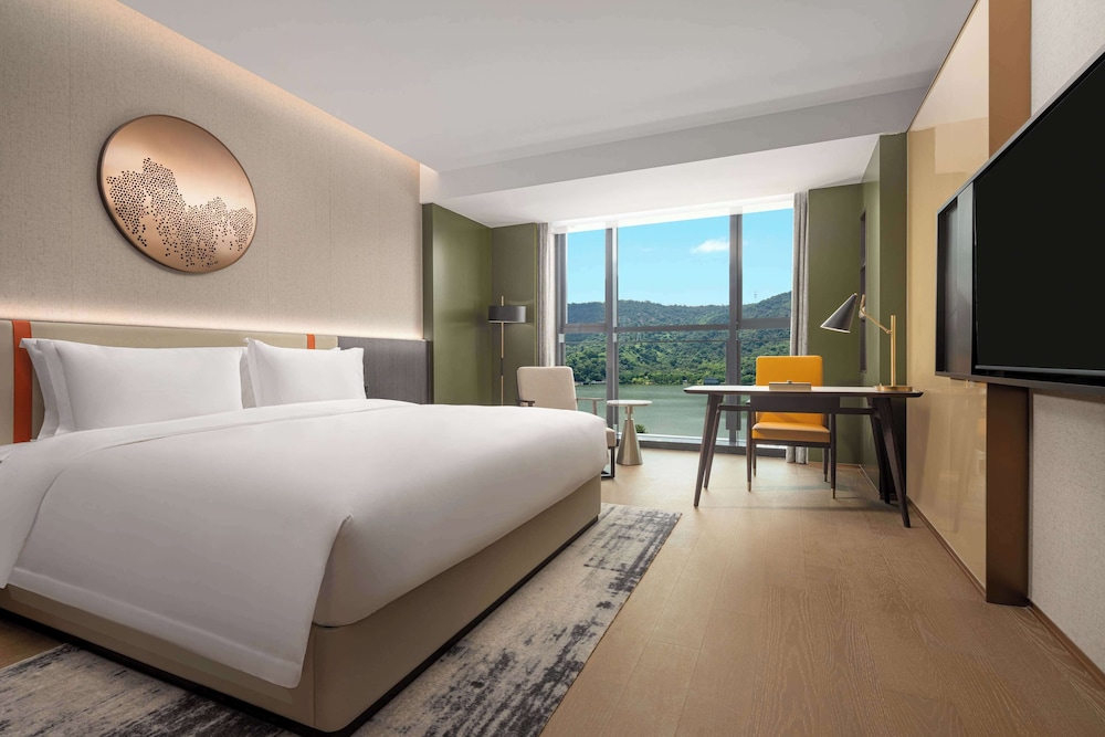 Executive Room, 1 King Bed, Lake View photo 1