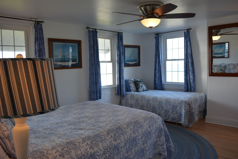 Classic Room, Pool Access, Bay View photo 1