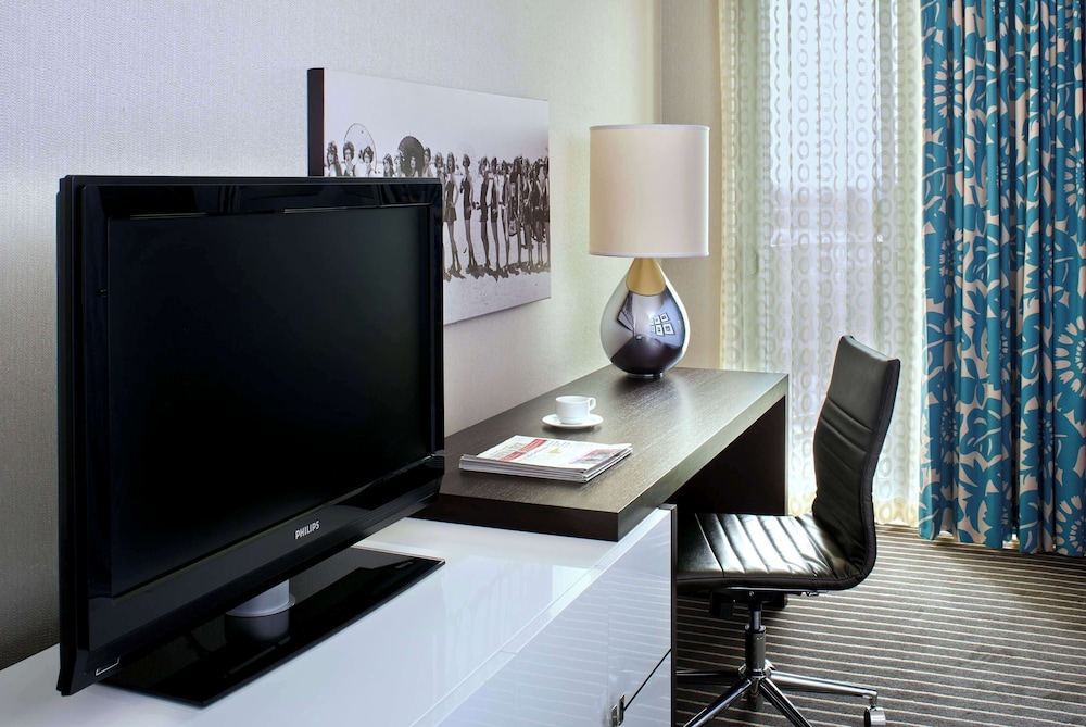 Room, 2 Queen Beds, Balcony, Partial Ocean View