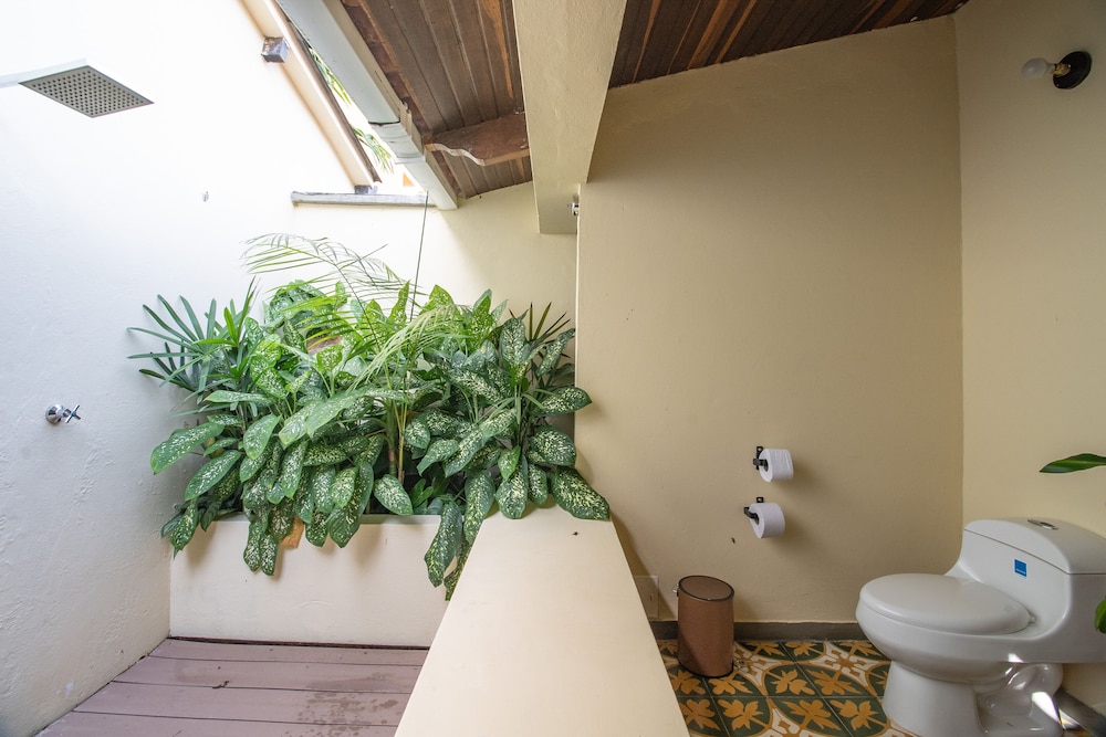 Comfort Double Room Single Use, 2 Queen Beds, Ensuite, Poolside photo 3