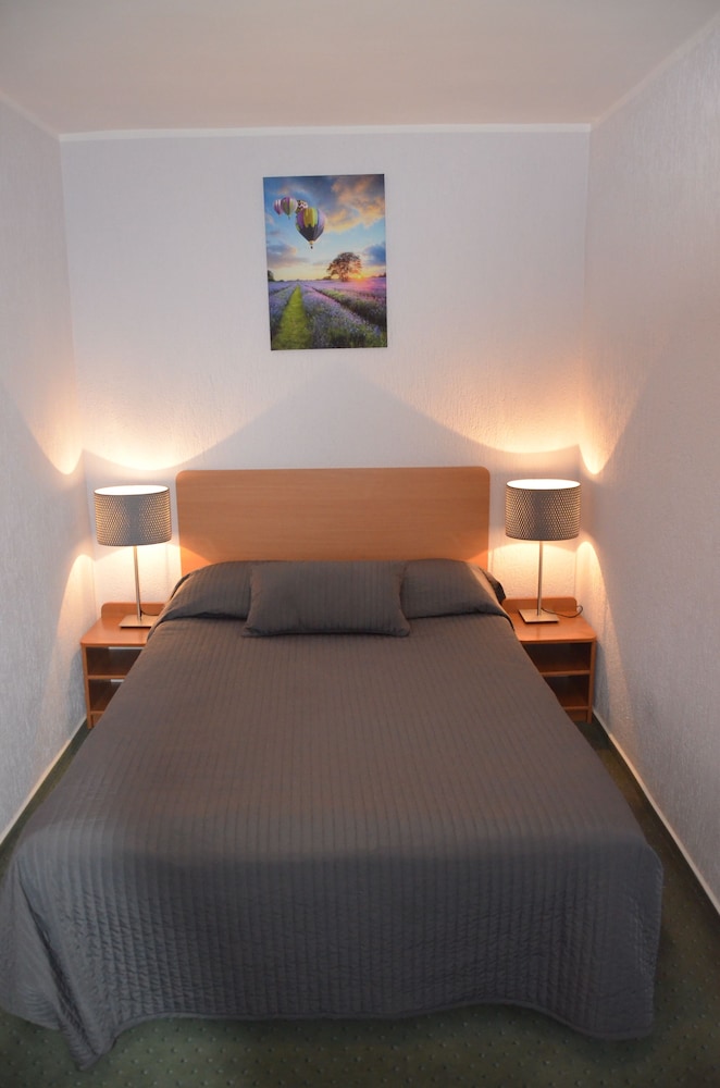 Standard Room, 1 Double Bed, Non Smoking, Ensuite - Photo 3