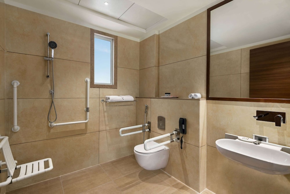 Deluxe Room, 1 Queen Bed, Accessible, Non Smoking (Mobility) photo 2