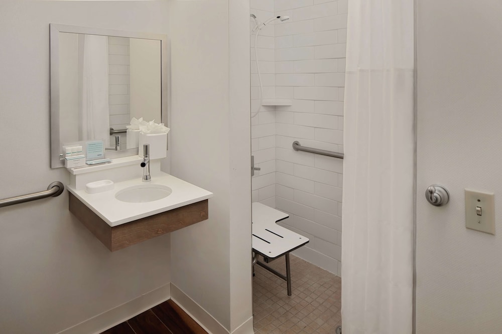 Suite, 1 Queen Bed, Accessible, Non Smoking - Photo 4