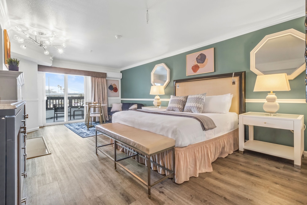 Room, 1 King Bed, Balcony (King) - Photo 1