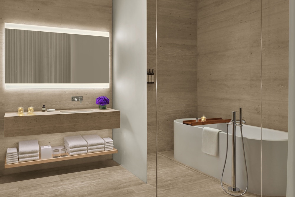 Superior Suite, 1 Bedroom, Balcony - Photo 12