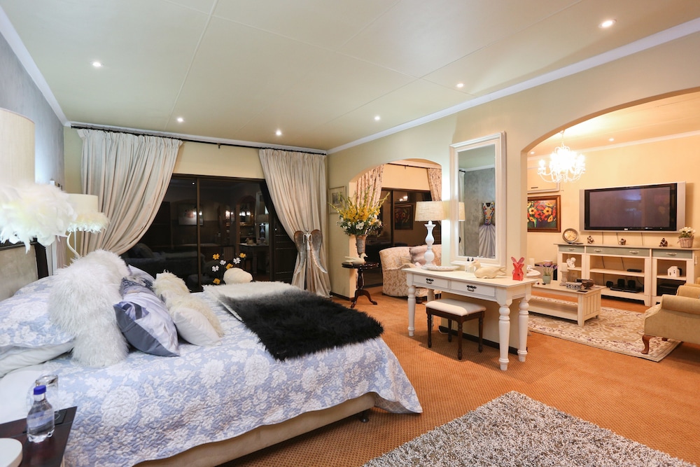 Honeymoon Suite, 1 Bedroom, Private Bathroom, Mountain View photo 1